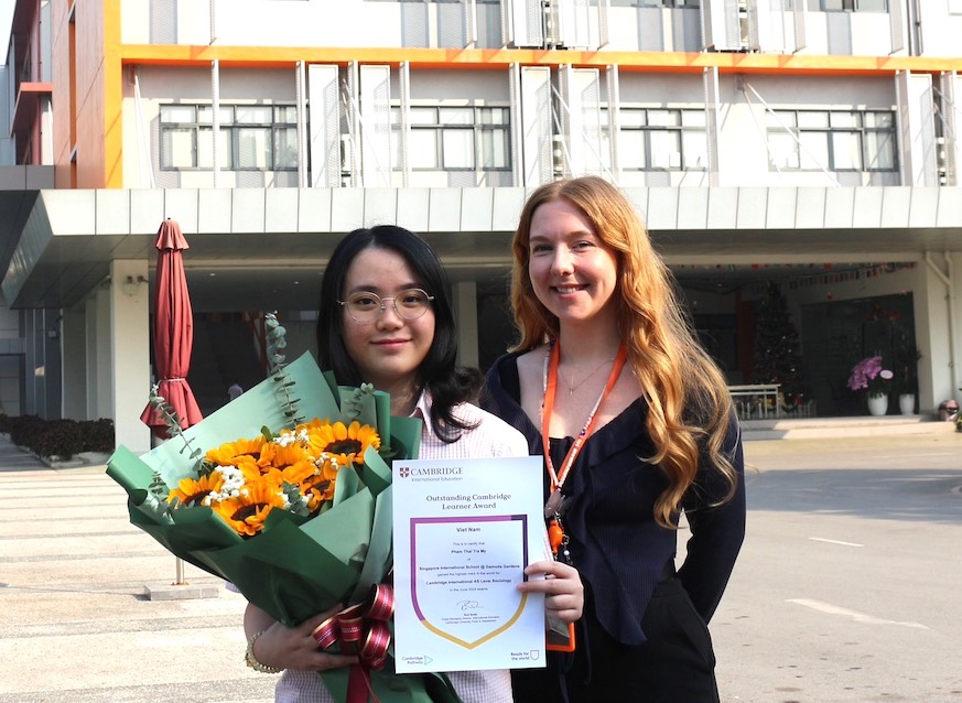 Pham Thai Tra My (ben trai) dat danh hieu thu khoa the gioi, chung chi quoc te Cambridge cap do AS cho mon Xa hoi hoc (xep hang nhat the gioi boi Cambridge). Anh: Nhan vat cung cap