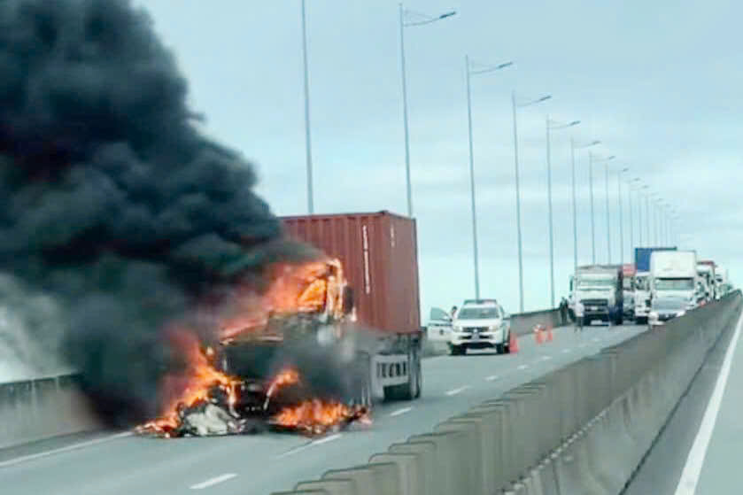 Scene of car fire on HCMC - Long Thanh - Dau Giay highway. Photo: Nham Nguyen