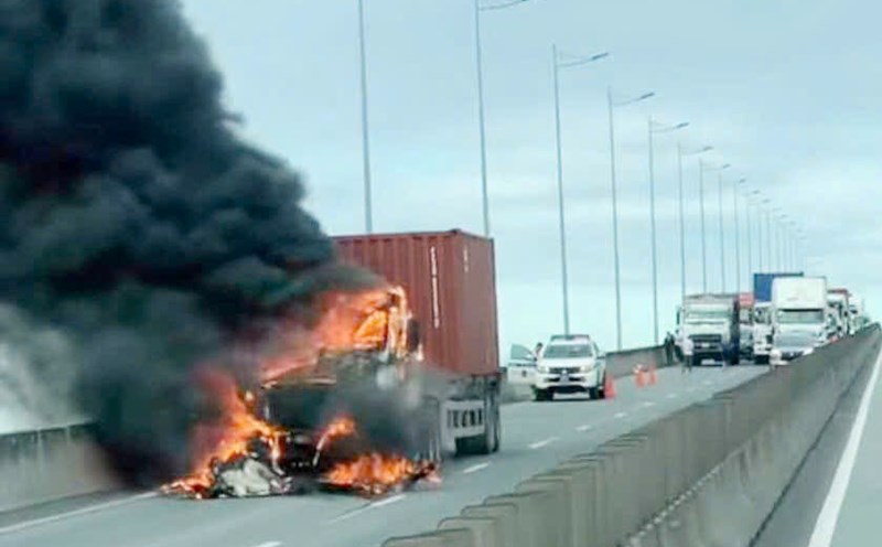 Scene of car fire on HCMC - Long Thanh - Dau Giay highway. Photo: Nham Nguyen