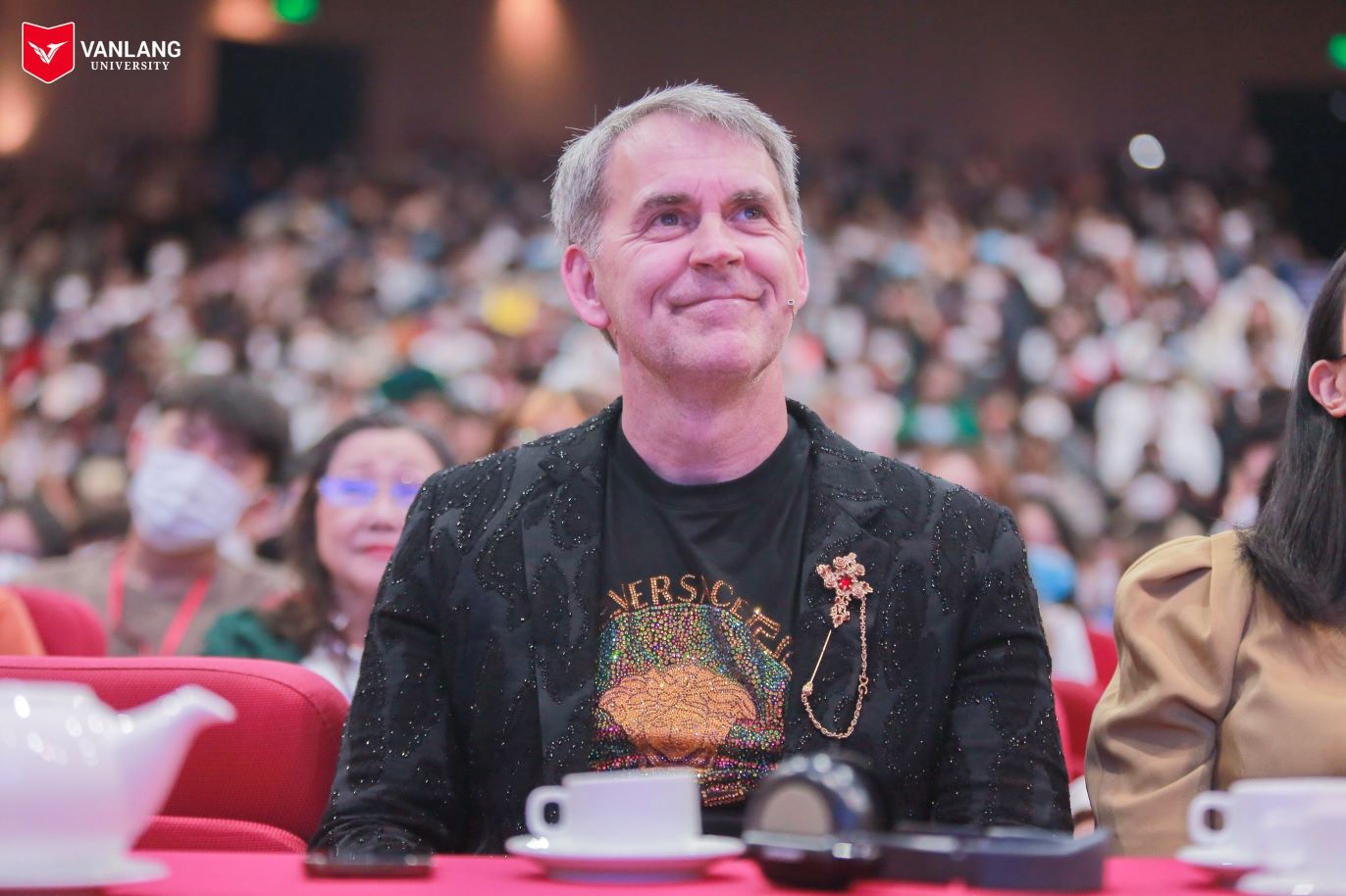 Ong Gerard thuong xuyen tham gia cac hoat dong cong dong. Anh: Truong dai hoc Van Lang