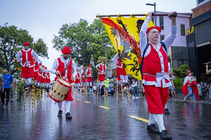 Chuong trinh le hoi duong pho phuc vu du khach trong khuon kho Festival Hue 2024. Anh: Le Hoang.