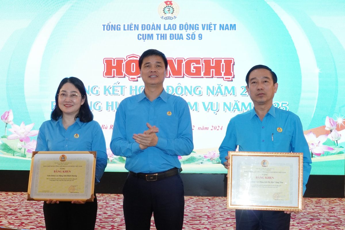 Mr. Ngo Duy Hieu awarded certificates of merit from the Vietnam General Confederation of Labor to the units. Photo: Thanh An
