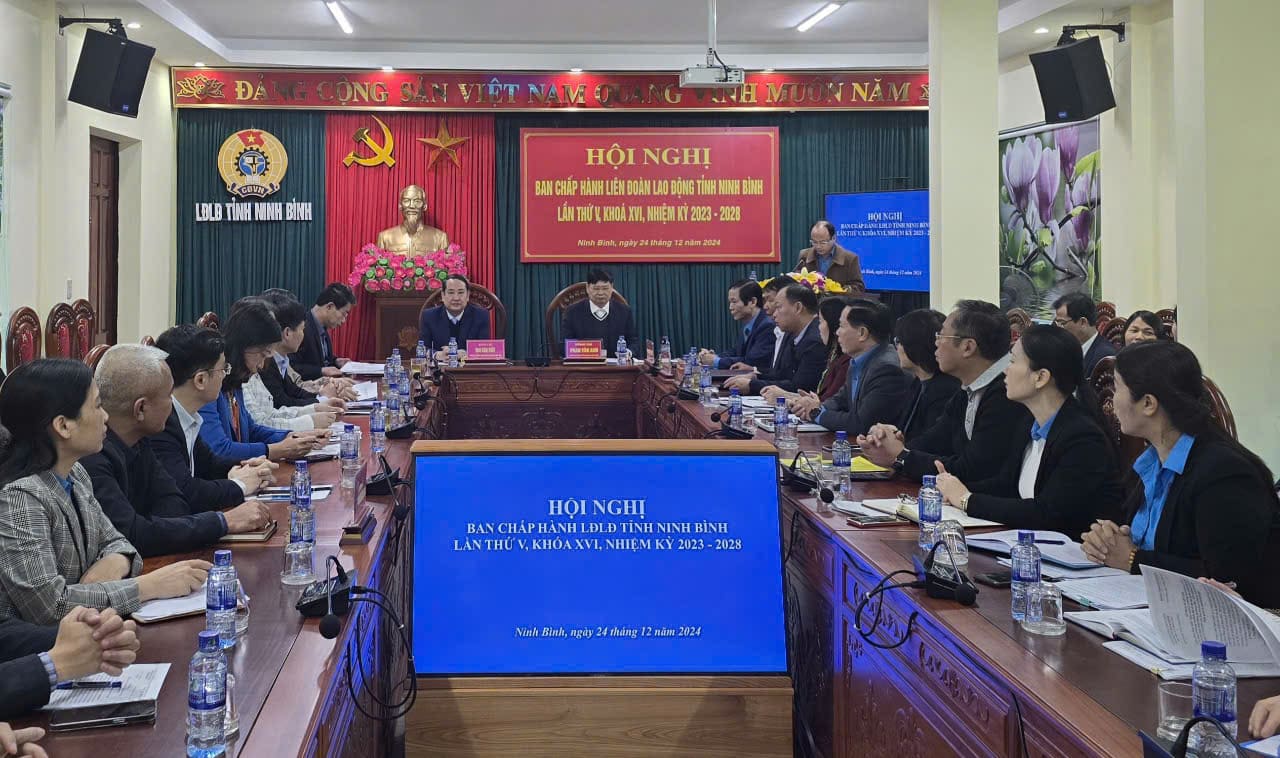 Delegates attending the conference to review trade union activities in 2024 and deploy tasks for 2025 in Ninh Binh province. Photo: Nguyen Truong