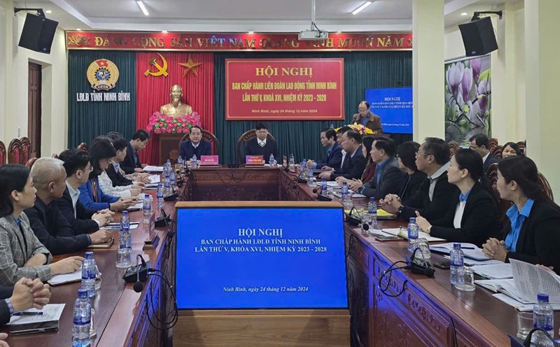Delegates attending the conference to review trade union activities in 2024 and deploy tasks for 2025 in Ninh Binh province. Photo: Nguyen Truong