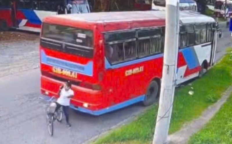 Scene of a traffic accident that killed a female worker. Photo: Cut from clip