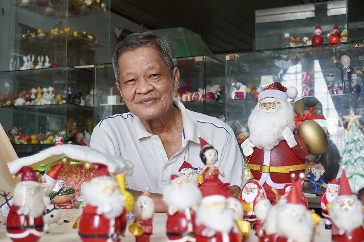 Mr. Nguyen Thanh Tam's collection of Santa Claus made from eggshells on the occasion of Christmas. Photo: Nhu Quynh