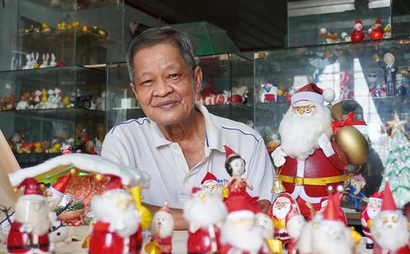 Mr. Nguyen Thanh Tam's collection of Santa Claus made from eggshells on the occasion of Christmas. Photo: Nhu Quynh