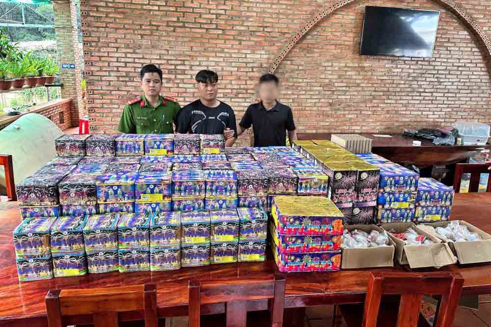 Nhat and the fireworks were arrested by the police. Photo: Ha Tinh Police.