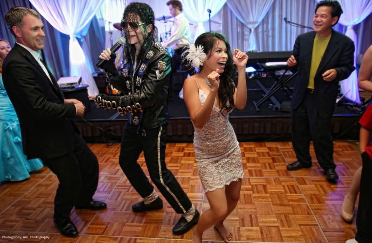 Tiệc chiêu đãi với một nghệ sĩ bắt chước Michael Jackson. Ảnh: A&C Photography/weddingstylemagazine
