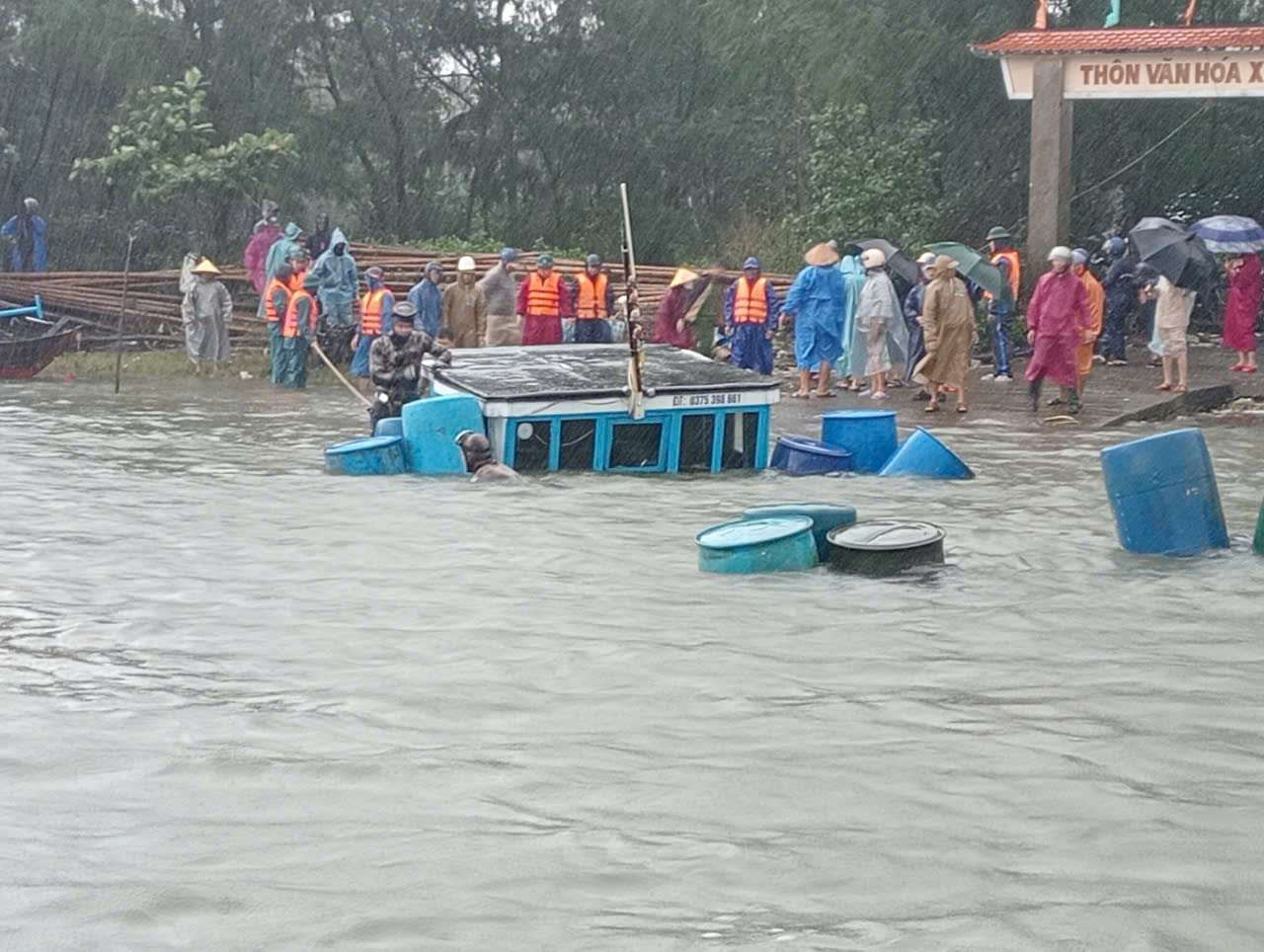 Bad weather in the Central region was one of the reasons that led to the sinking of a ferry carrying 14 people in Tam Hai commune, Nui Thanh, Quang Nam on December 23. Photo: Phuong Nga
