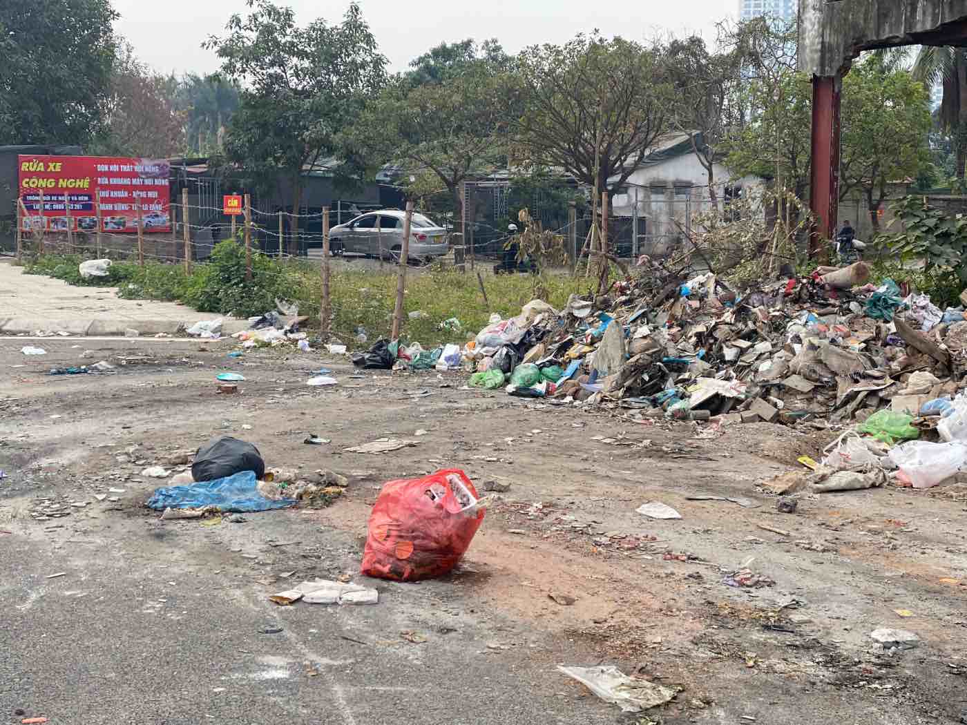 Giant garbage dump on the billion-dollar road in Long Bien district (Hanoi). Photo: Nhat Minh