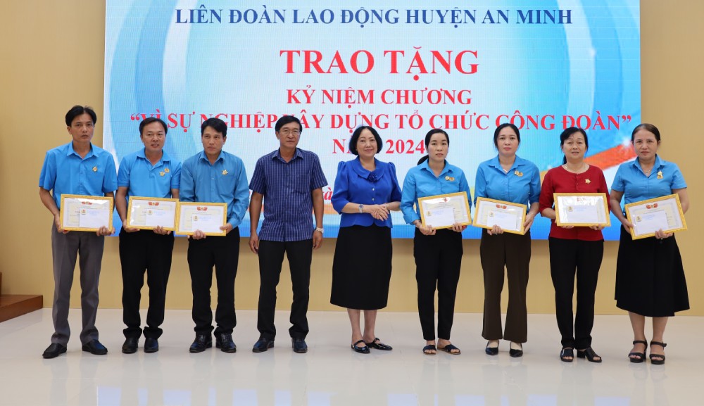 Caring for union members and workers is always a concern of An Minh District Union at all levels. Photo: My Linh