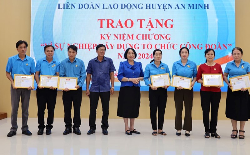 Caring for union members and workers is always a concern of An Minh District Union at all levels. Photo: My Linh