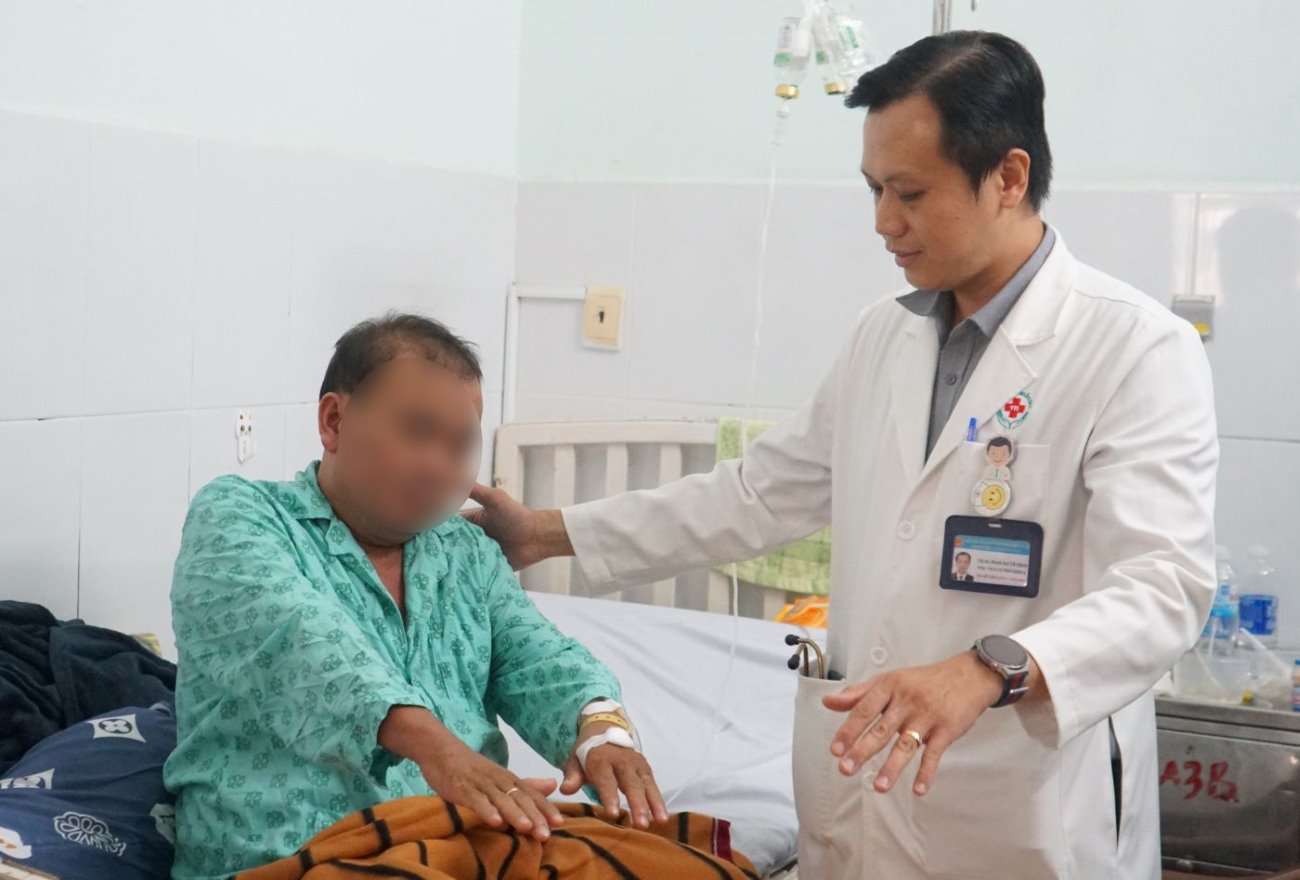 Doctor treats stroke patient. Photo: Thanh Chan