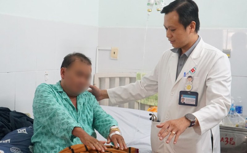 Doctor treats stroke patient. Photo: Thanh Chan