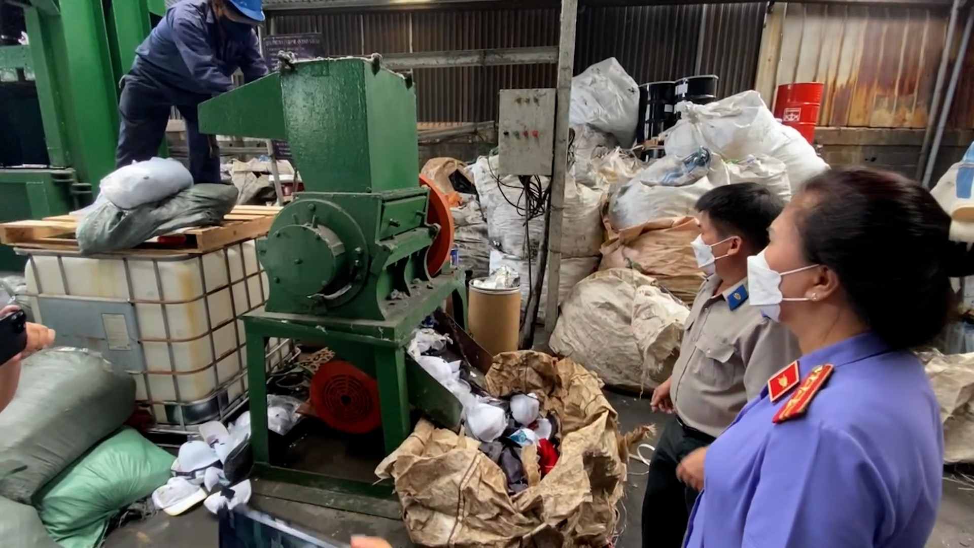 Destroyed 300 bags of fake hats in Ho Chi Minh City