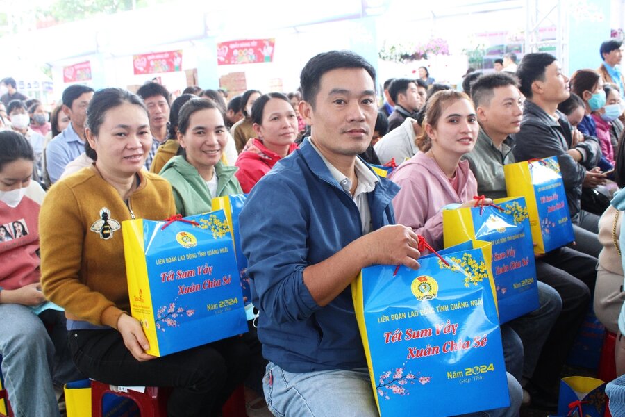 Trade unions at all levels in Quang Ngai give Tet gifts to union members, workers, and laborers at the program "Tet Sum Vay - Xuan Chia Chia" in 2024. Photo: Vien Nguyen