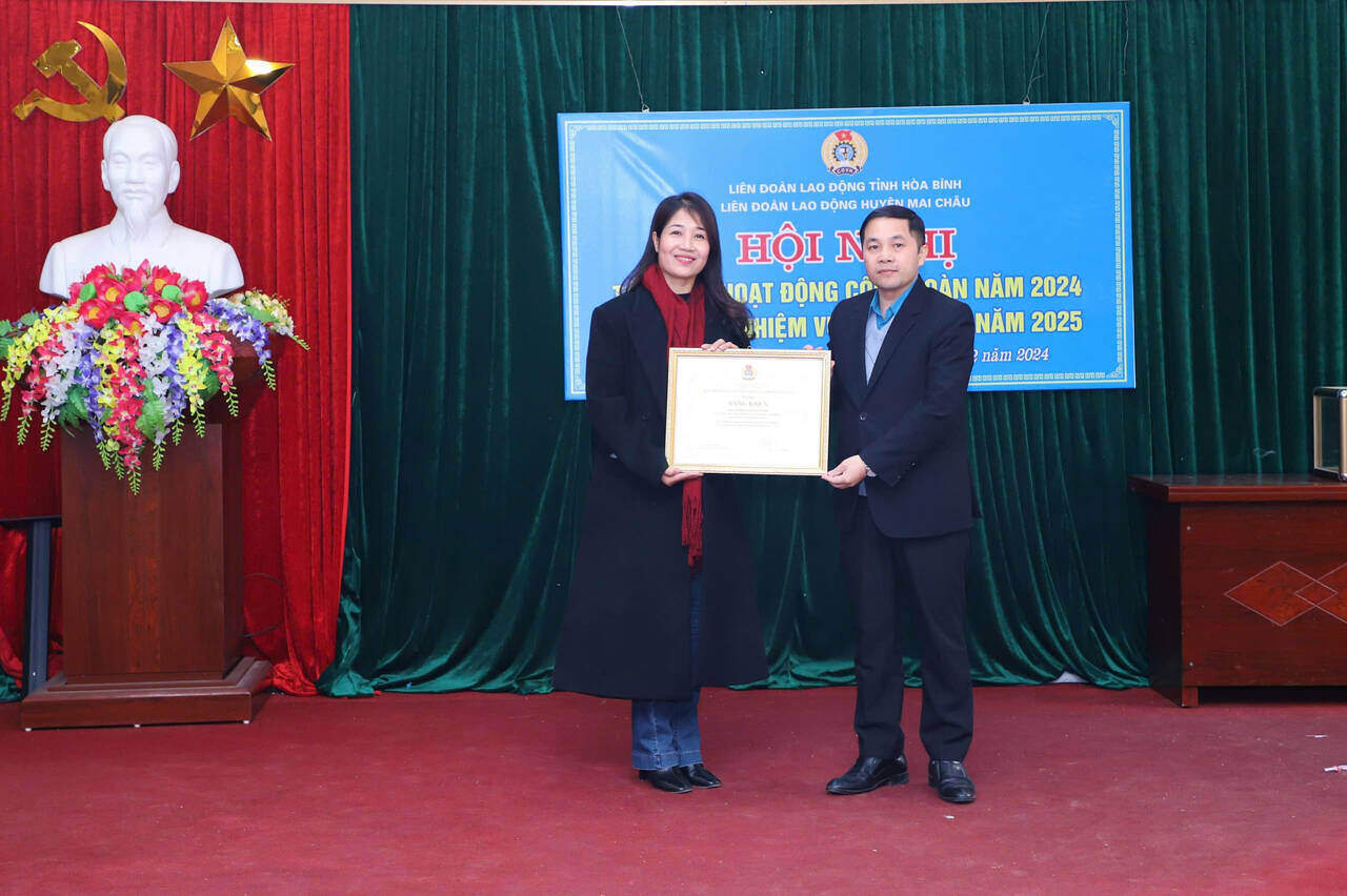 Authorized by the leader of the Hoa Binh Provincial Labor Federation, he awarded a certificate of merit from the Vietnam General Confederation of Labor to an individual with outstanding achievements. Photo: Pham Cuong