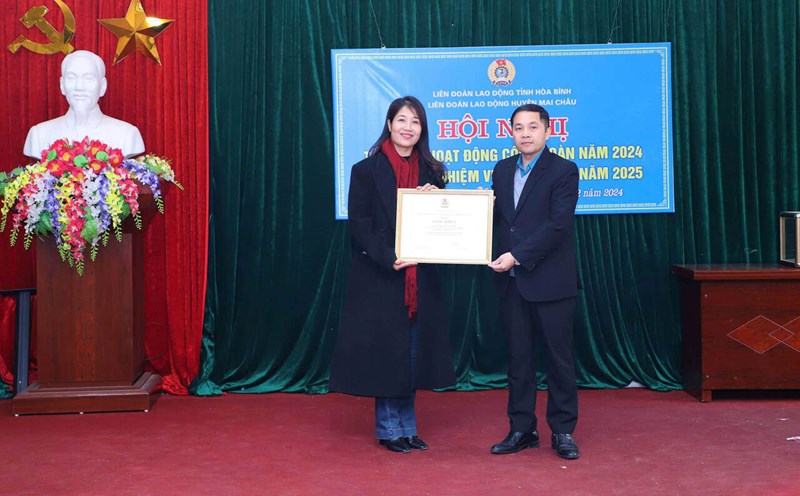 Authorized by the leader of the Hoa Binh Provincial Labor Federation, he awarded a certificate of merit from the Vietnam General Confederation of Labor to an individual with outstanding achievements. Photo: Pham Cuong