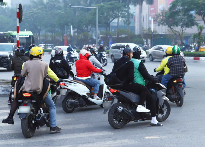 Nguoi dan dung den do nhung tran len bit kin loi qua duong cua nguoi di bo. Anh: The Ky