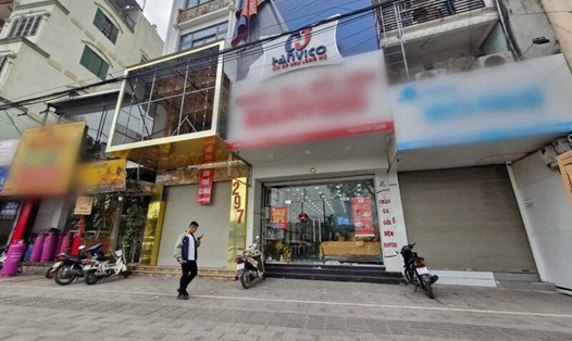 Mặt bằng trên phố Giảng Võ (quận Ba Đình, Hà Nội) vắng khách thuê. Ảnh: Thu Giang