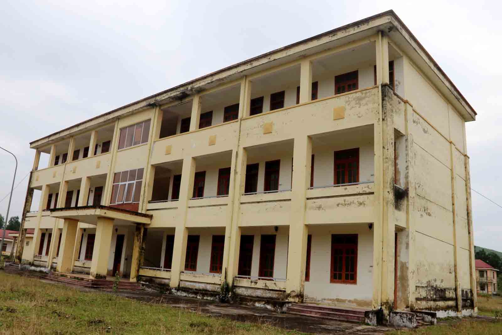Dãy kí túc xá 3 tầng hiện đại phải bỏ hoang do không có học sinh theo học. Ảnh: Trần Tuấn.