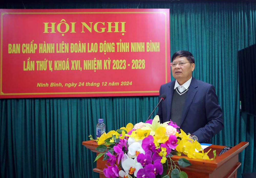 Vice President of the Vietnam General Confederation of Labor Phan Van Anh gave a speech at the conference to review trade union activities in 2024 and deploy tasks for 2025 in Ninh Binh province. Photo: Nguyen Truong