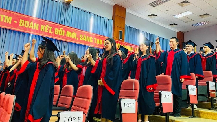The Ministry of Health proposed that the State support tuition fees for medical students. In the photo are medical students taking the oath at the graduation ceremony. Photo: Thuy Linh