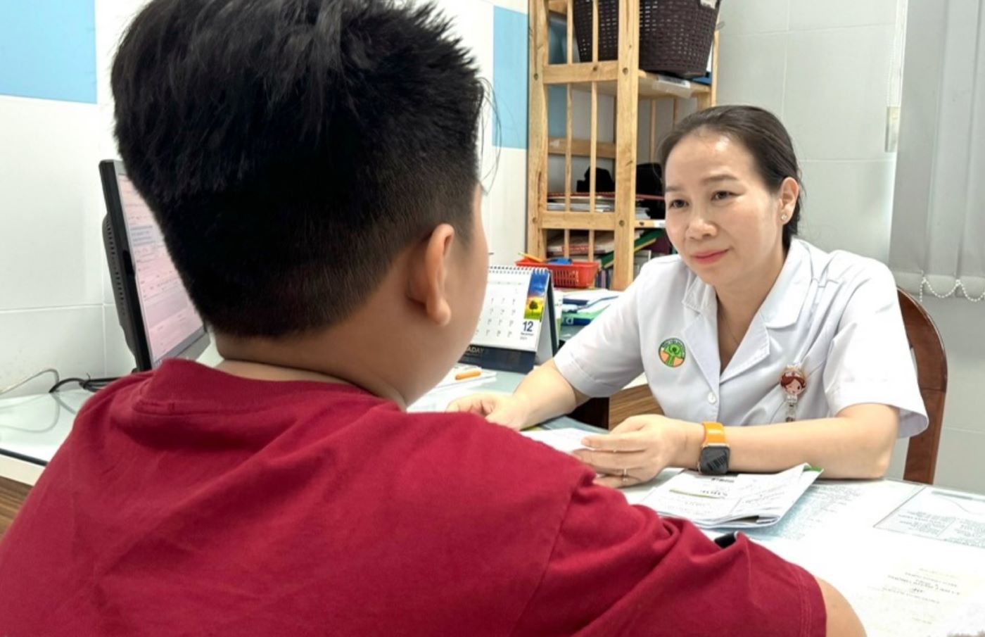 Doctor consults and treats a child with depression. Photo: BVCC