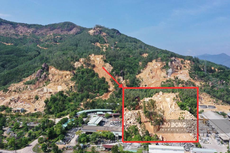 Núi Hòn Chả ở Bình Định bị "đá tặc" băm nát để khai thác trong thời gian dài. Ảnh: Hoài Luân