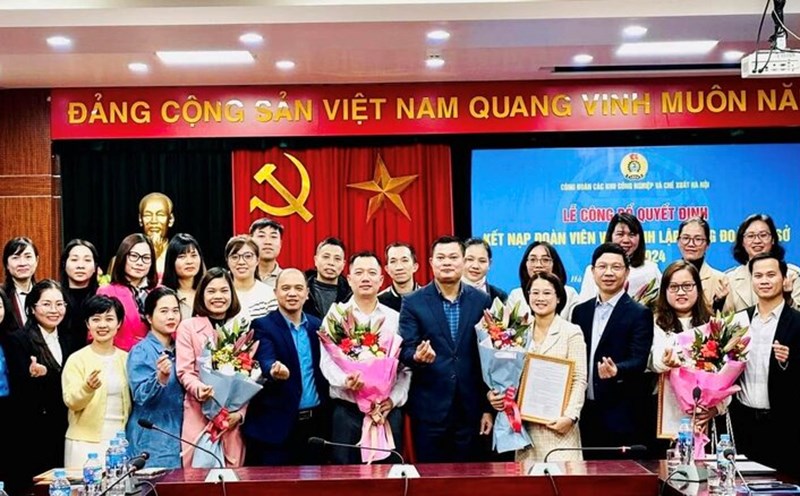 The Trade Union of Industrial and Export Processing Zones presented the Decision to establish a grassroots Trade Union and admitted 1,052 members. Photo: Trade Union