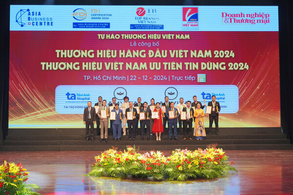 Representatives of enterprises receiving awards at the 2024 Vietnamese Brands Award Ceremony. Photo: Organizing Committee of Vietnamese Brands Award