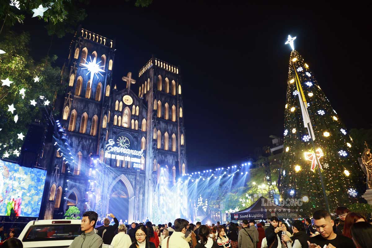 Some roads near Hanoi Cathedral are closed for Christmas celebrations. Photo: Viet Anh