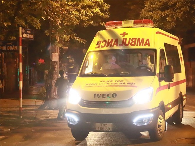 Ambulances are one of the vehicles that are given priority signals according to the Law on Road Traffic Safety and Order. Photo: Nhat Huy