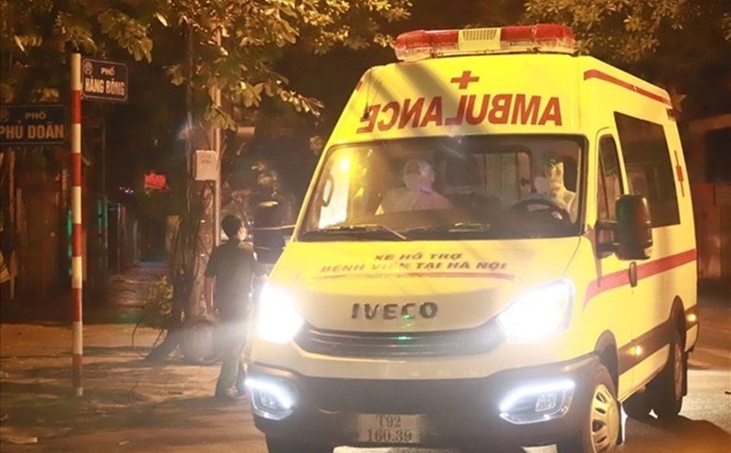 Ambulances are one of the vehicles that are given priority signals according to the Law on Road Traffic Safety and Order. Photo: Nhat Huy