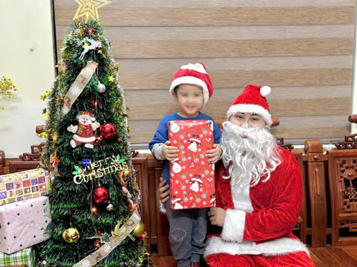 The children were extremely happy to receive a surprise gift on Christmas. Photo: Interviewee