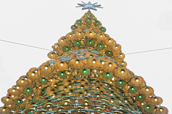 A pine tree made of 2,000 conical hats in Da Nang. Photo: Nguyen Linh