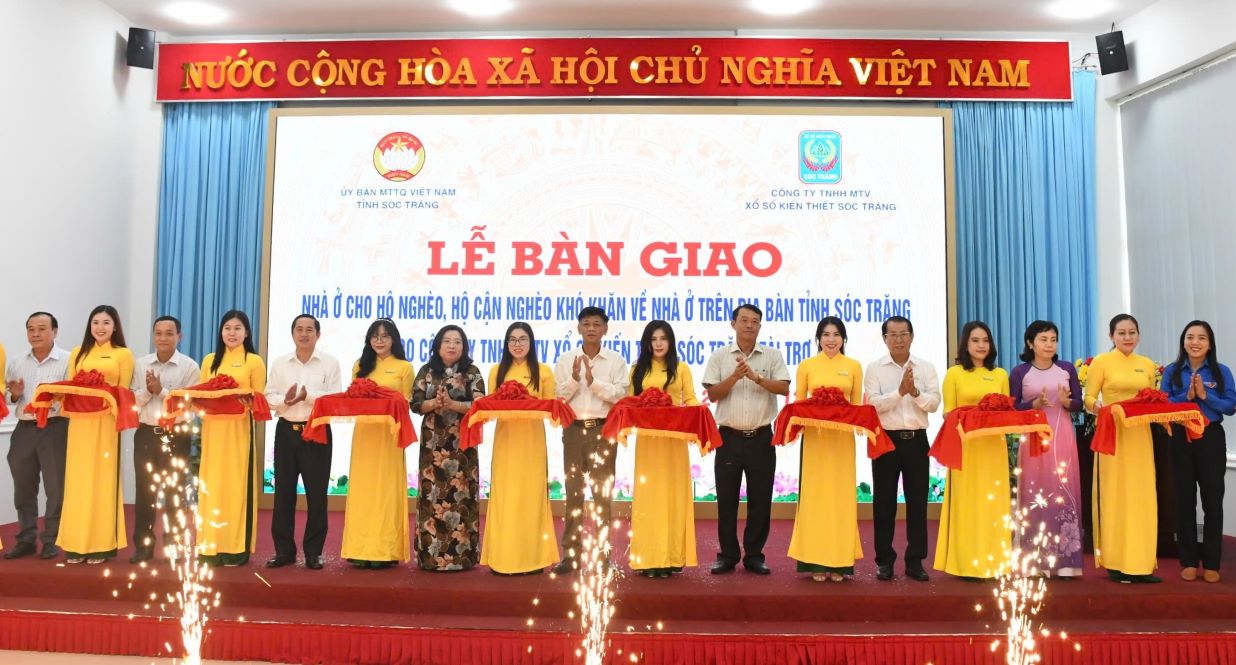 Lanh dao tinh Soc Trang va dai bieu cat bang ban giao nha o cho ho ngheo, ho can ngheo kho khan ve nha o. Anh: Phuong Anh