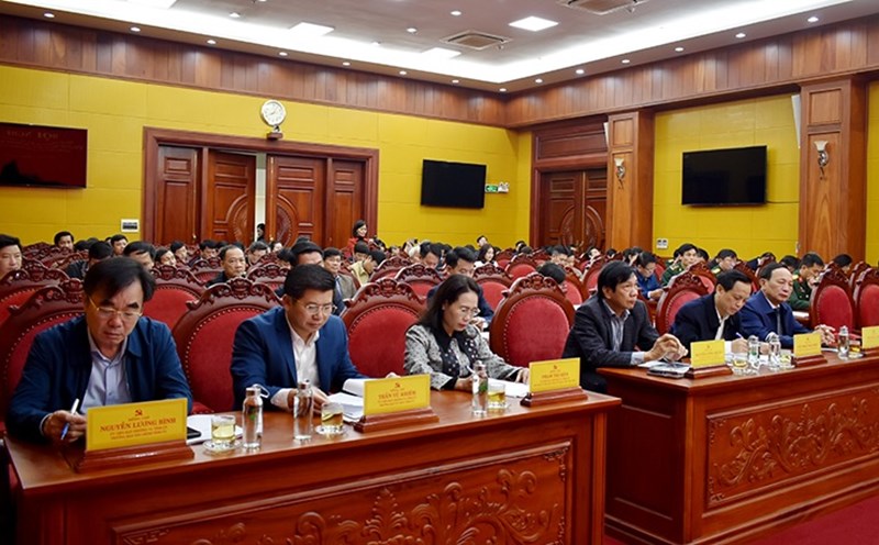 At the conference on December 24, the Quang Binh Provincial Party Committee informed that in 2024, Party committees at all levels and Party cells disciplined 3 Party organizations and 307 Party members. Photo: V. Son