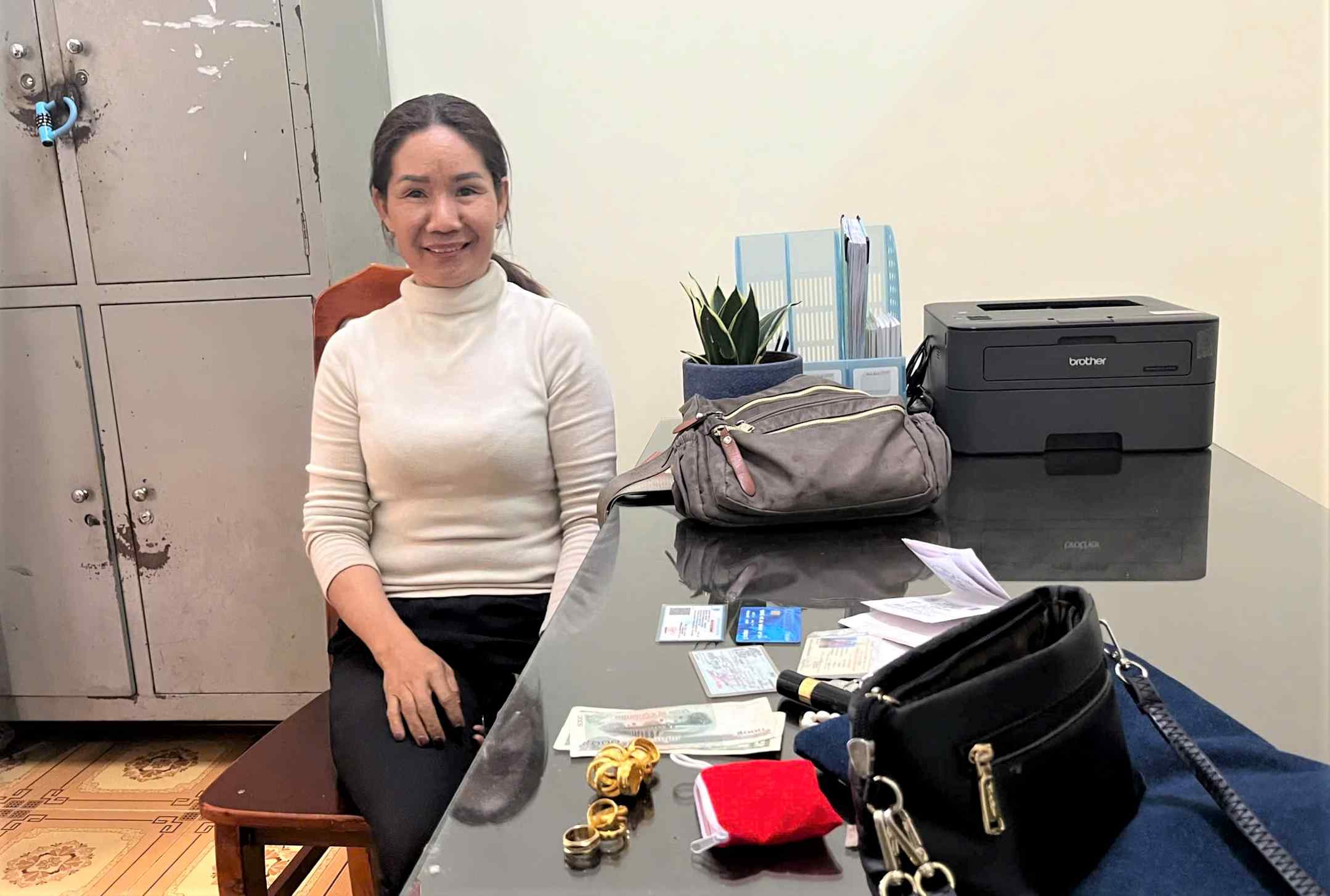 Bao Loc City People's Committee organized a surprise reward for Ms. Le Thi Kim Ngan for returning 4 taels of gold to the person who lost them to spread good values. Photo: Lam Hong