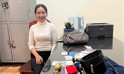 UBND thành phố Bảo Lộc đã tổ chức khen thưởng đột xuất chị Lê Thị Kim Ngân vì đã trả lại 4 cây vàng cho người đánh mất để lan tỏa những giá trị tốt đẹp. Ảnh: Lam Hồng