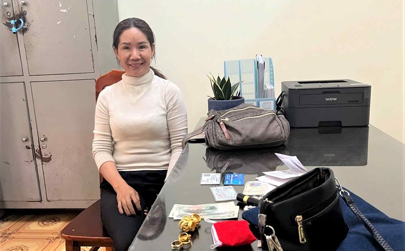 Bao Loc City People's Committee organized a surprise reward for Ms. Le Thi Kim Ngan for returning 4 taels of gold to the person who lost them to spread good values. Photo: Lam Hong