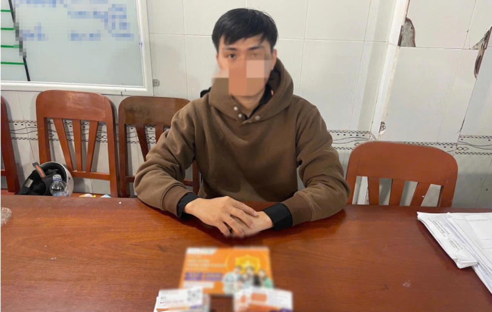 D printed 1,200 leaflets advertising installment loans to distribute in Chau Thanh and An Bien districts. Photo: Provided by the police