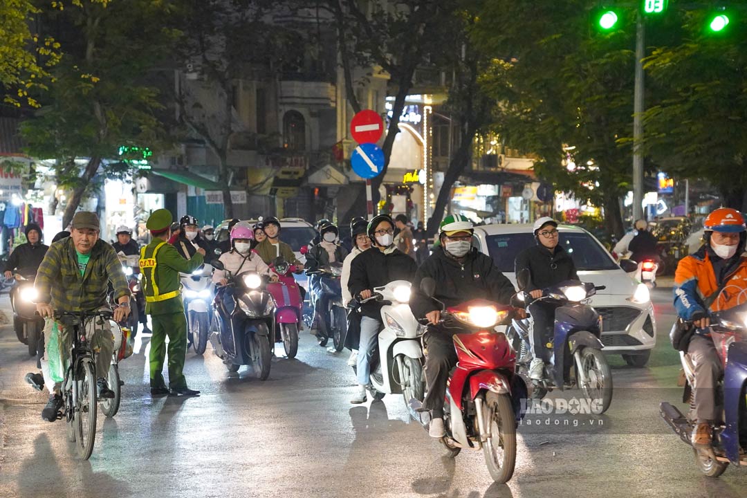 Công an quận Hoàn Kiếm đã phối hợp cùng các đơn chức năng tổ chức phân luồng, đảm bảo an ninh trật tự tại các điểm nóng.