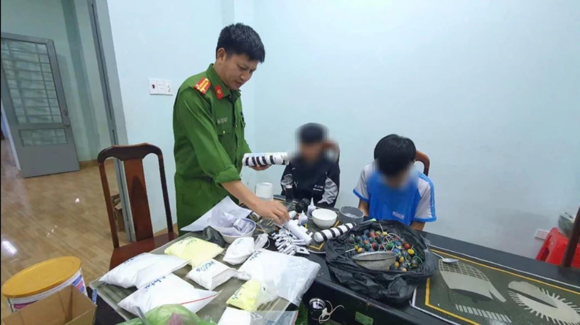 Two students in Ea Kao commune (Buon Ma Thuot city, Dak Lak province) made dozens of homemade firecrackers. Photo: Bao Trung
