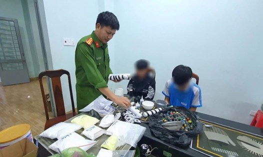 Hai học sinh tại xã Ea Kao (TP Buôn Ma Thuột, tỉnh Đắk Lắk) tự chế hàng chục quả pháo nổ. Ảnh: Bảo Trung