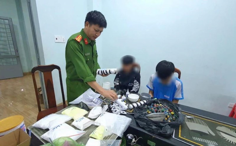 Two students in Ea Kao commune (Buon Ma Thuot city, Dak Lak province) made dozens of homemade firecrackers. Photo: Bao Trung
