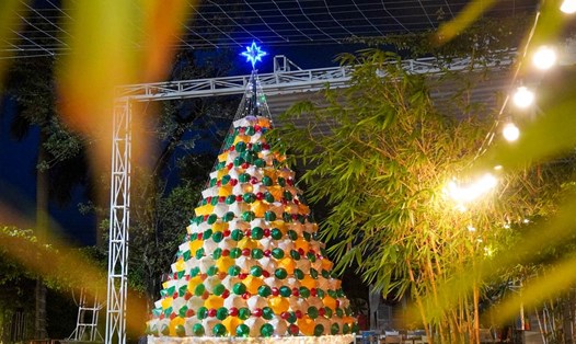 Cây thông Noel độc đáo làm từ 600 chiếc nón lá.