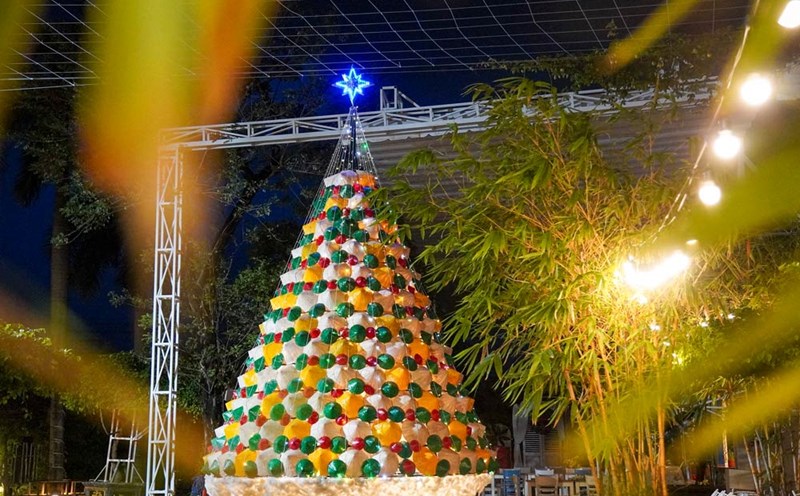 Unique Christmas tree made from 600 conical hats.