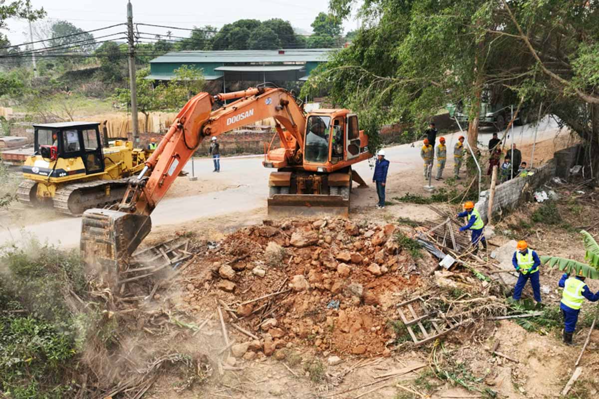 Launching the project to upgrade provincial road 327, in Dong Trieu city, Quang Ninh province. Photo: Do ​​Phuong